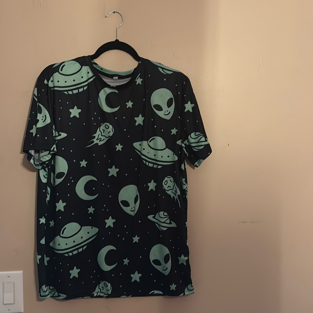 Alien outfit bundle t-shirt, size, large, pants, size, large, shorts, size large
